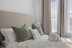 6 bedrooms, desk, iron/ironing board, free WiFi