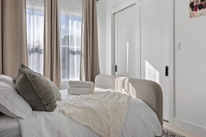 6 bedrooms, desk, iron/ironing board, free WiFi