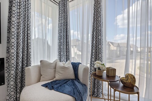 Festive Villa 1: Heart of Richardson, TX 6BR, 5BA