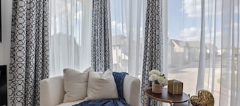 Festive Villa 1: Heart of Richardson, TX 6BR, 5BA