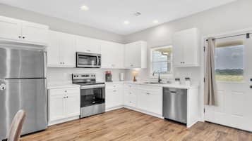 Køleskab, mikrobølgeovn, ovn, kogeplade