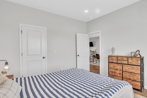 2 bedrooms, WiFi, bed sheets - Columbus Comfort | 2BR Hideaway w/ Grill & Wi-Fi (Columbus)