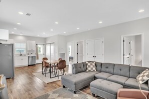Smart TV - Columbus Comfort | 2BR Hideaway w/ Grill & Wi-Fi (Columbus)