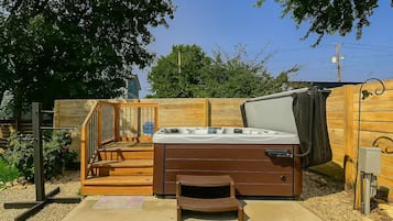 Tina de hidromasaje al aire libre