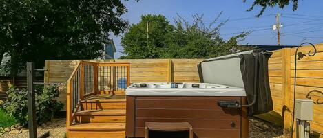 Outdoor spa tub