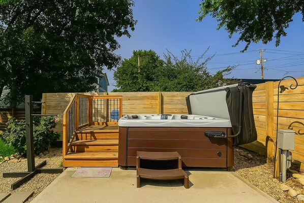 Outdoor spa tub