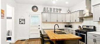 Hot Tub~Gym~5 Min to Mass Ave~Backyard Retreat~Indianapolis