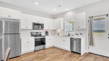 Jääkaappi, mikroaaltouuni, uuni, liesi