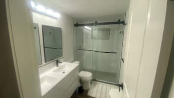 Douche, sĂšche-cheveux, serviettes fournies, savon