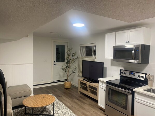 Microwave, oven, stovetop, dishwasher - Haddock Heights (Williams Lake)