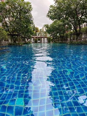 2 outdoor pools