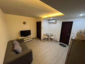 Habitación estándar doble, balcón, vistas al patio | Zona de estar