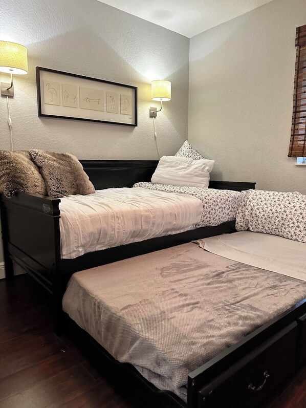 3 bedrooms, iron/ironing board, WiFi, bed sheets