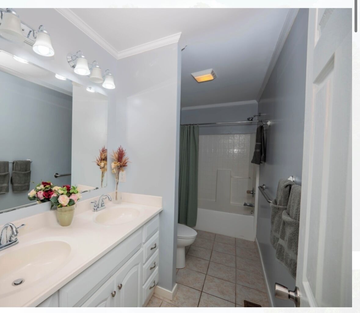 Haartrockner, Handtücher, Seife, Toilettenpapier