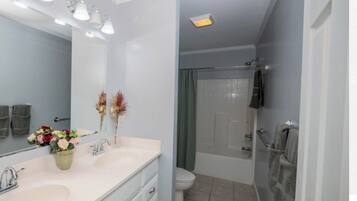 Haartrockner, HandtĂŒcher, Seife, Toilettenpapier