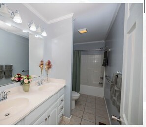 Haartrockner, Handtücher, Seife, Toilettenpapier