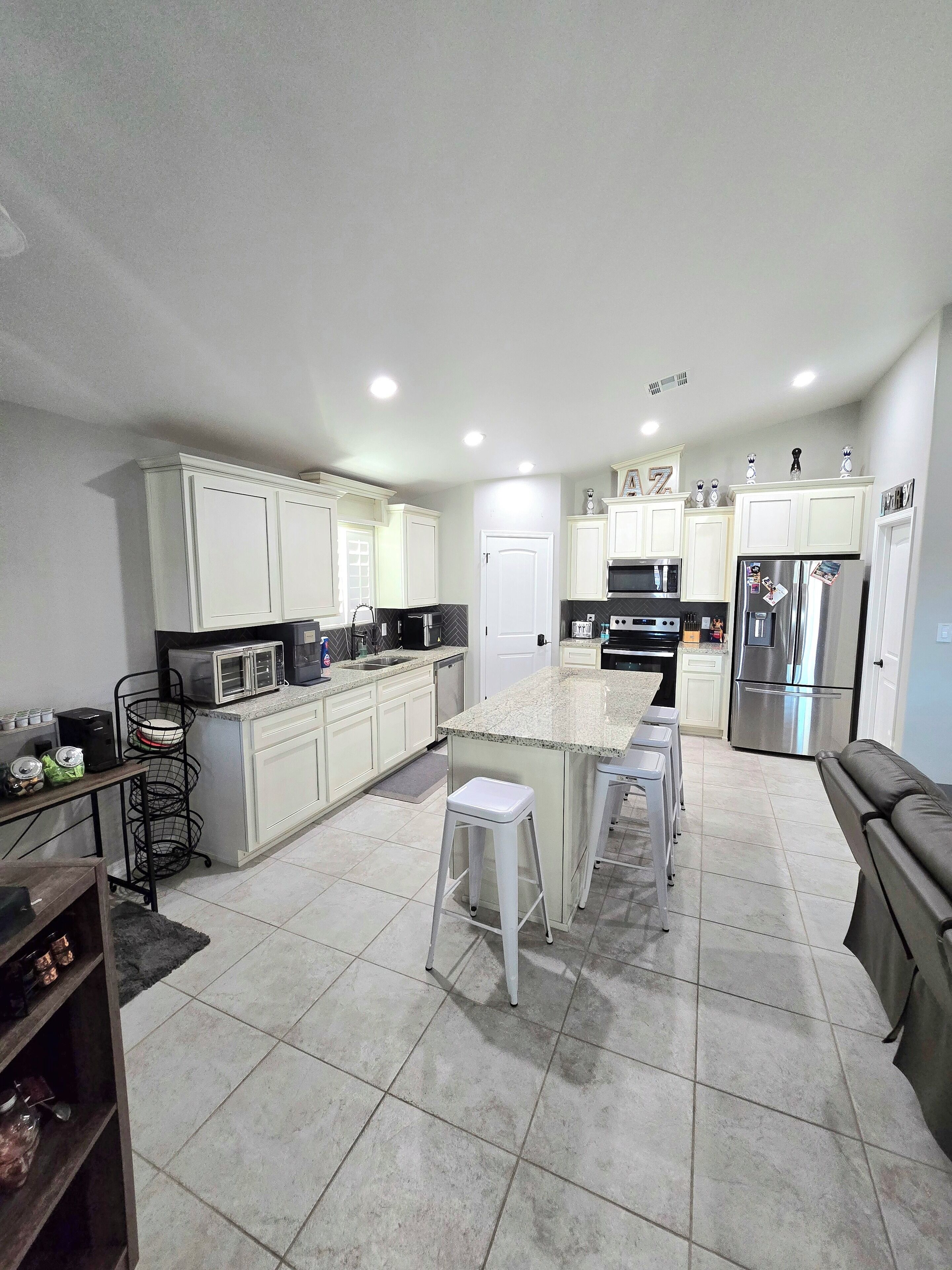 Refrigerador, microondas, horno y parrilla de estufa 