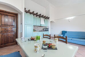 Standard-Apartment, Mehrere Schlafzimmer, Bergseite (Domus De Pedra Pertunta) | Speisen