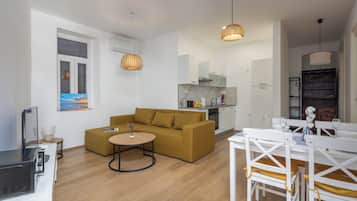 Căn hộ Tiêu chuẩn, nhiều phòng ngủ (Anna | 4-Bedroom City Apartment) | Khu phòng khách | TV màn hình phẳng 21-inch có truyền hình cáp