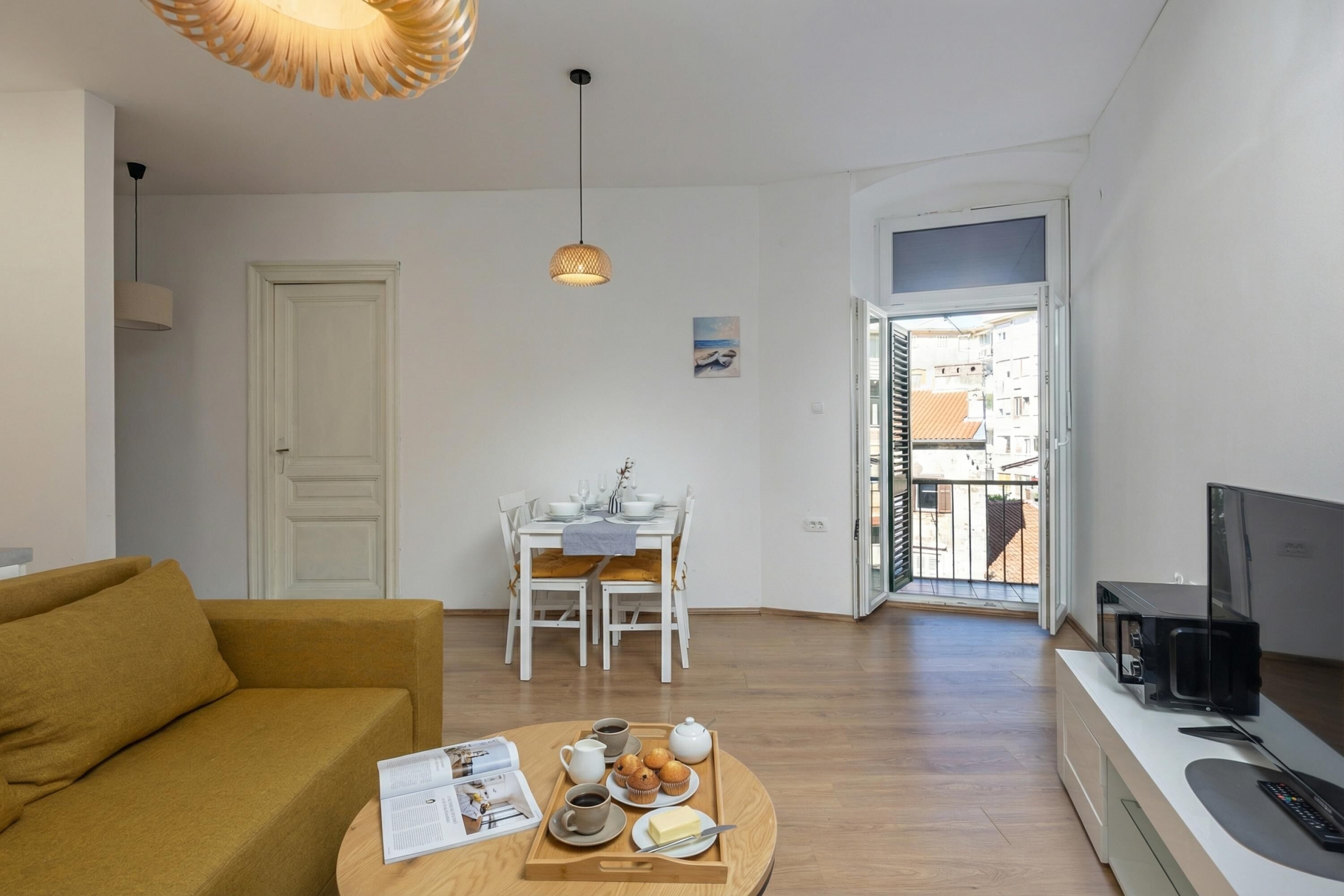 Căn hộ Tiêu chuẩn, nhiều phòng ngủ (Anna | 4-Bedroom City Apartment) | Khu phòng khách | TV màn hình phẳng 21-inch có truyền hình cáp 
