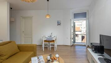 Căn hộ Tiêu chuẩn, nhiều phòng ngủ (Anna | 4-Bedroom City Apartment) | Khu phòng khách | TV màn hình phẳng 21-inch có truyền hình cáp
