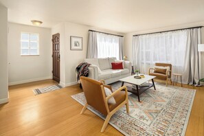 Smart TV, fireplace, books, stereo - Cottage vibes with a Spanish flare in N. Seattle. Minutes to Lightrail station! (Seattle)