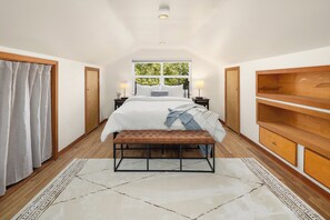 3 bedrooms, iron/ironing board, free WiFi, bed sheets - Cottage vibes with a Spanish flare in N. Seattle. Minutes to Lightrail station! (Seattle)