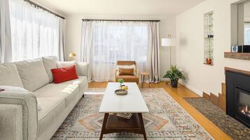 Smart TV, fireplace, books, stereo