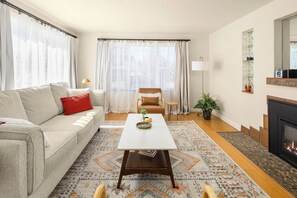 تلفزيون ذكي، مدفأة، كُتُب، ستيريو