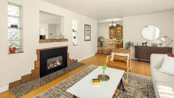 Smart TV, fireplace, books, stereo