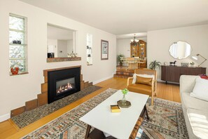 Smart TV, fireplace, books, stereo - Cottage vibes with a Spanish flare in N. Seattle. Minutes to Lightrail station! (Seattle)