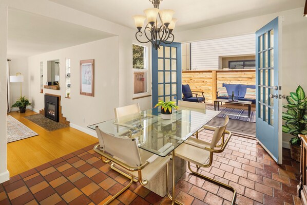 Dining - Cottage vibes with a Spanish flare in N. Seattle. Minutes to Lightrail station! (Seattle)