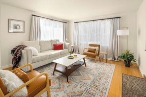 Smart TV, fireplace, books, stereo