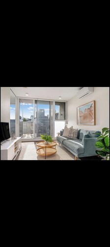 Epic Cityscape View!! 1 Queen Bed and 2 King Singles!! Secure Basement Carpark!!