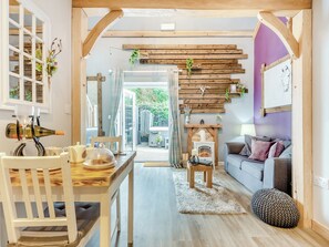 Un interior acogedor con una mesa de madera, un sofá y una chimenea.