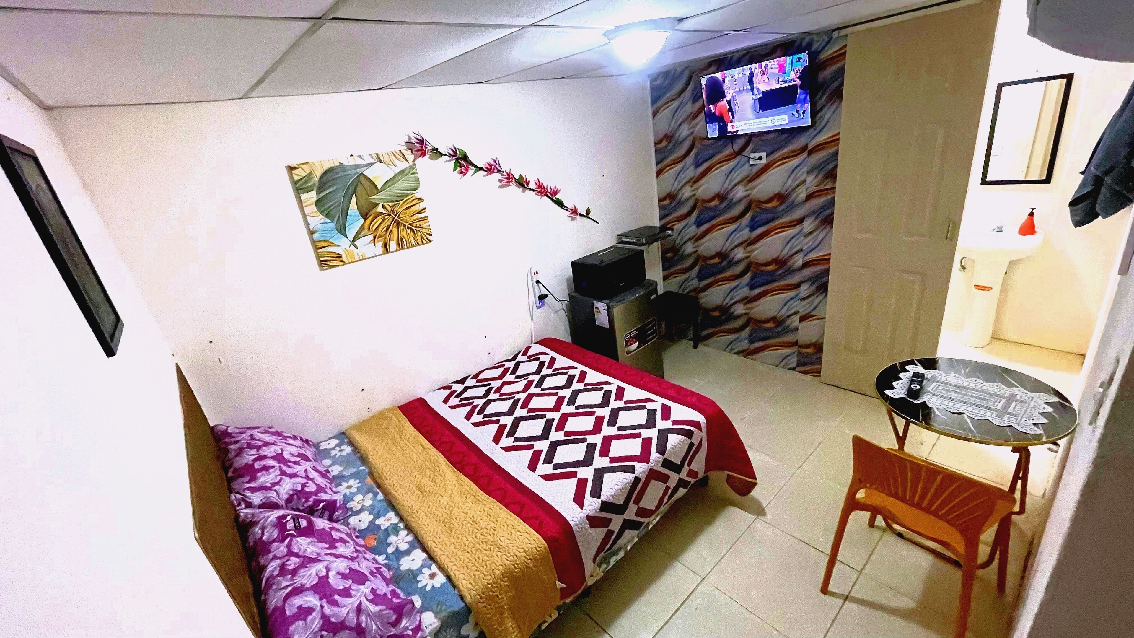 Cortinas blackout, wifi gratis y ropa de cama 