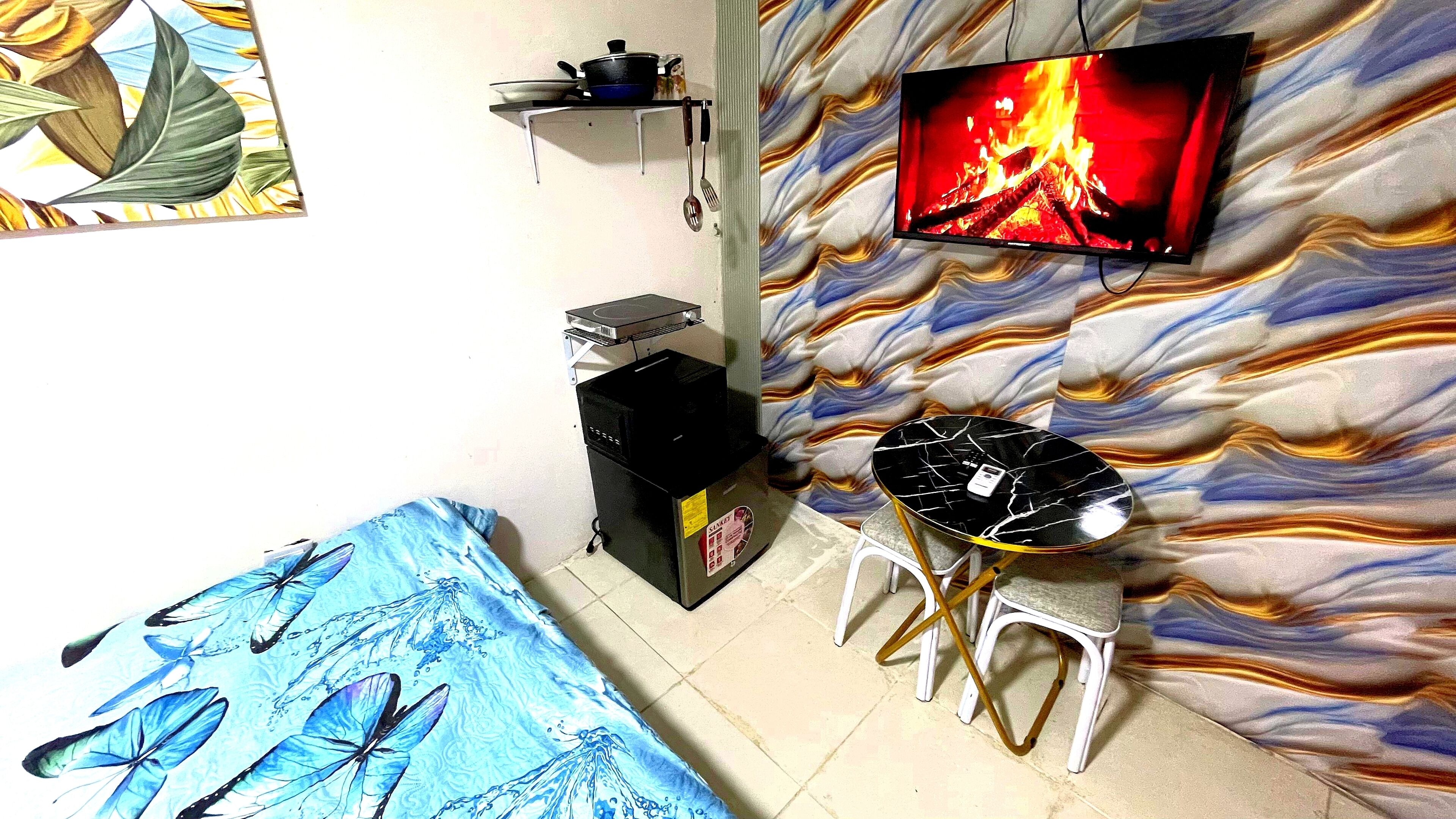 Blackout drapes, free WiFi, bed sheets