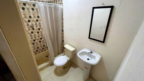 Habitación doble, vista al patio | Baño | Regadera, toallas, papel de baño 