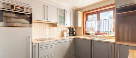 Réfrigérateur, micro-ondes, four, plaque de cuisson