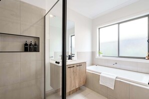Douche, sĂšche-cheveux, serviettes fournies, shampoing