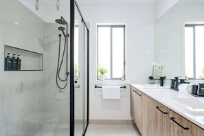 Dusche, Haartrockner, Handtücher