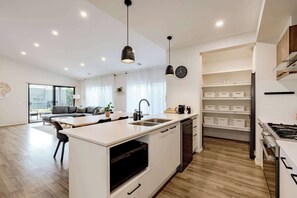 Réfrigérateur, four à micro-ondes, un four, surface de cuisson