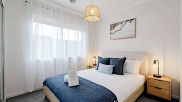 4 bedrooms, iron/ironing board, WiFi, bed sheets