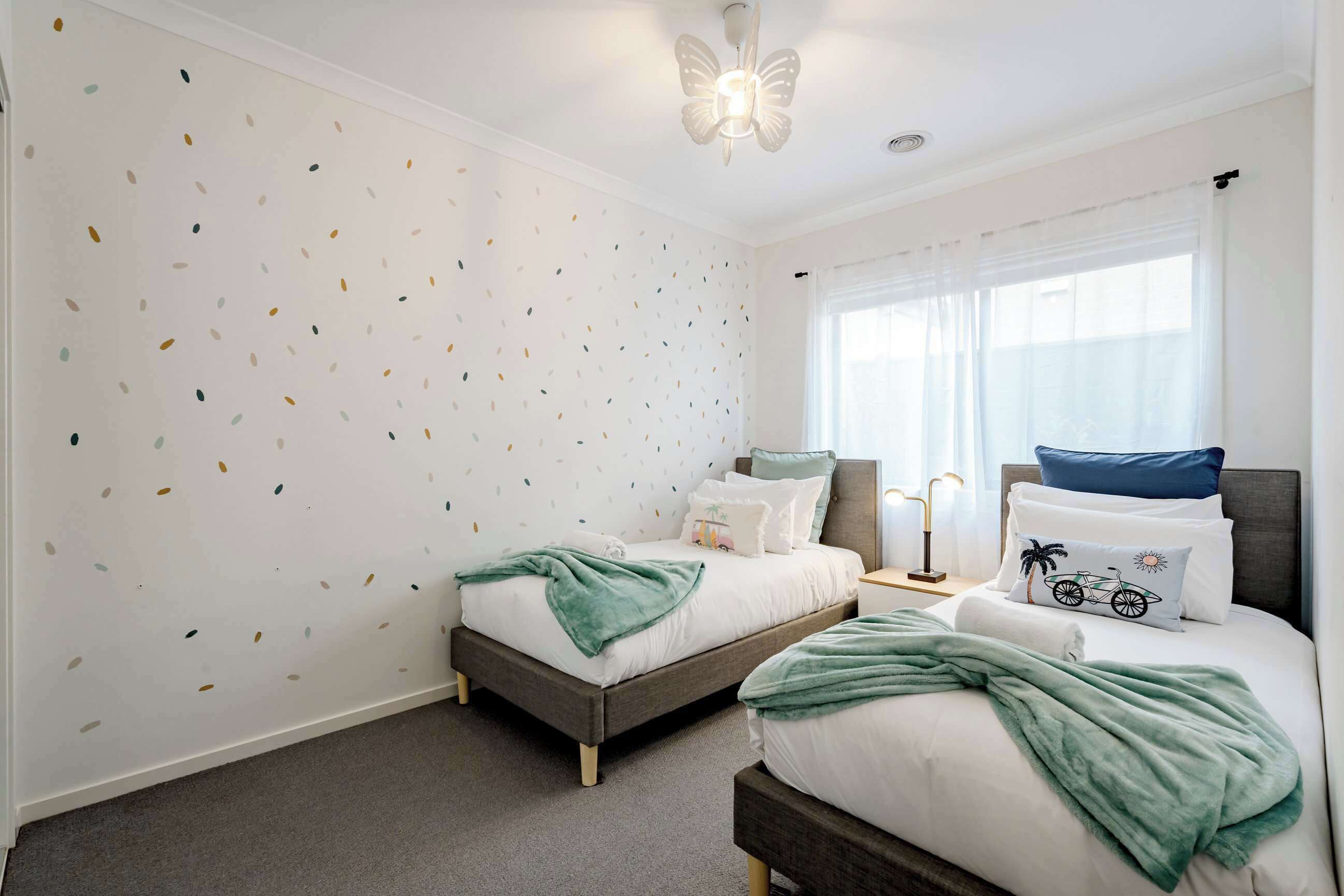 4 bedrooms, iron/ironing board, WiFi, bed sheets