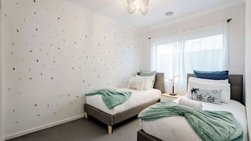 4 bedrooms, iron/ironing board, WiFi, bed sheets