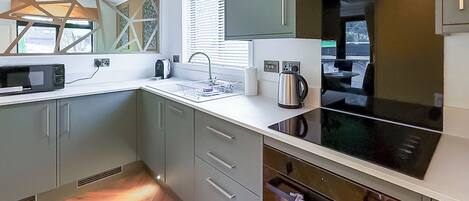 Réfrigérateur, four, plaque de cuisson, grille-pain