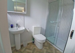 Bathroom - 1 bedroom accommodation in Llanon (Llanon)