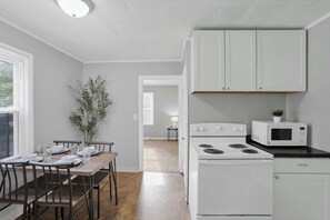 Private kitchen - The Columbus Prime - 5 Bedroom 2 Bath- Parking (Columbus)