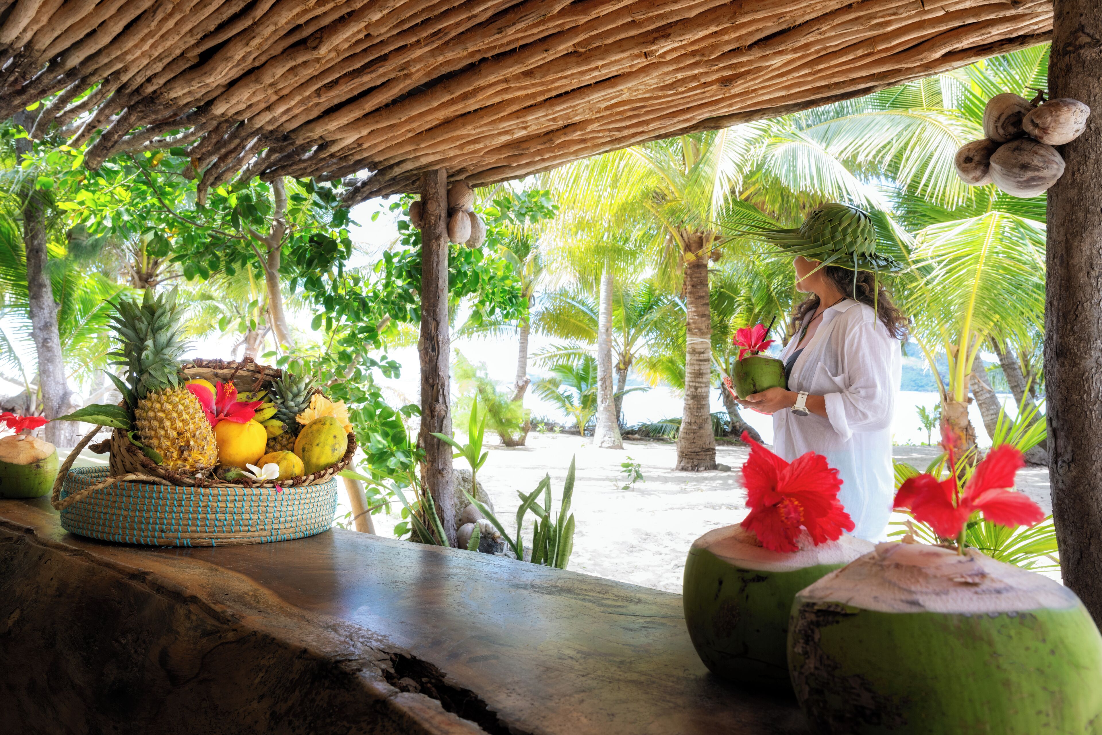 Pantai pribadi, pasir putih, kursi berjemur, dan handuk pantai