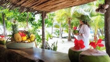 Privatstrand, weißer Sandstrand, Liegestühle, Strandtücher